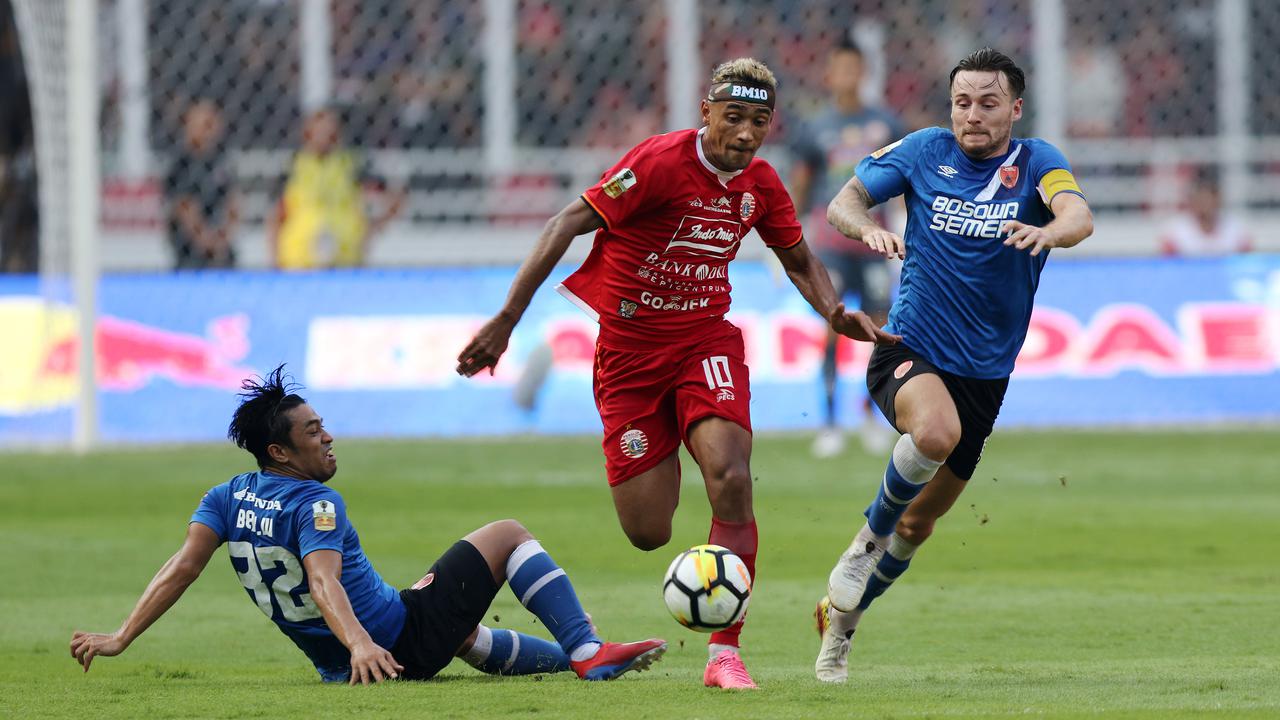 Gelandang Persija Jakarta, Bruno Matos, berebut bola dengan gelandang PSM Makassar, Marc Klok pada leg 1 Piala Indonesia 2019 di SUGBK, Jakarta. (Foto: Ant