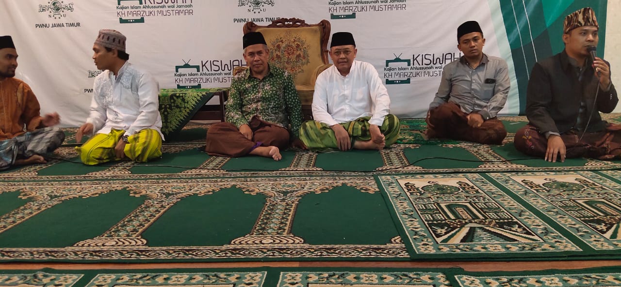 KH Marzuki Mustamar dan KH Zul Hilmi Ghozali di PWNU Jatim. (Foto:adi/ngopibareng.id)