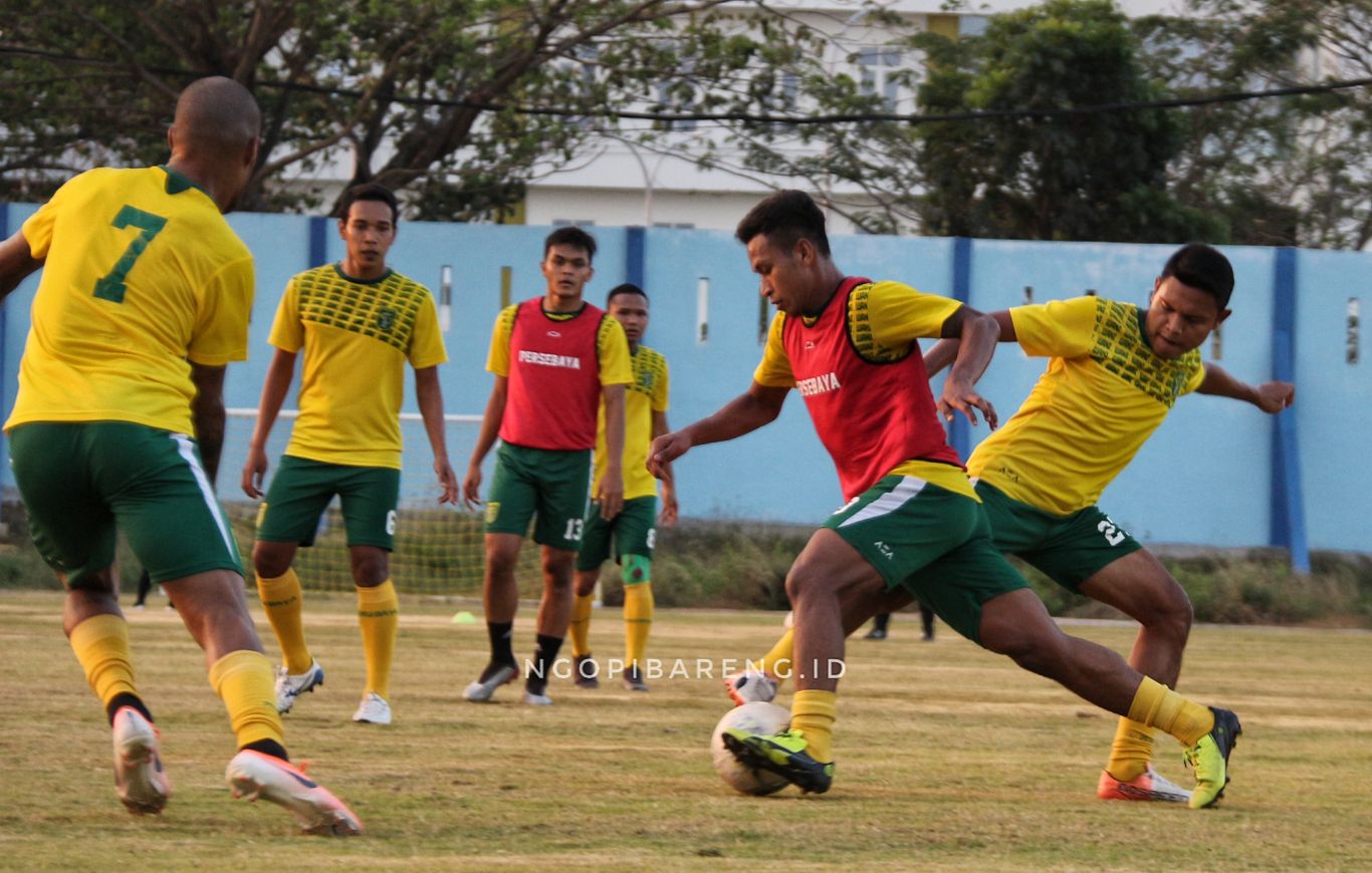 Skuat Persebaya saat latihan di Lapangan Unesa, Surabaya, Selasa 6 Agustus 2019. (foto: Haris/ngopibareng)