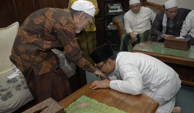 Saifullah Yusuf (Gus Ipul) saat mencium tangan KH Maimoen Zubair. (Foto: Istimewa)