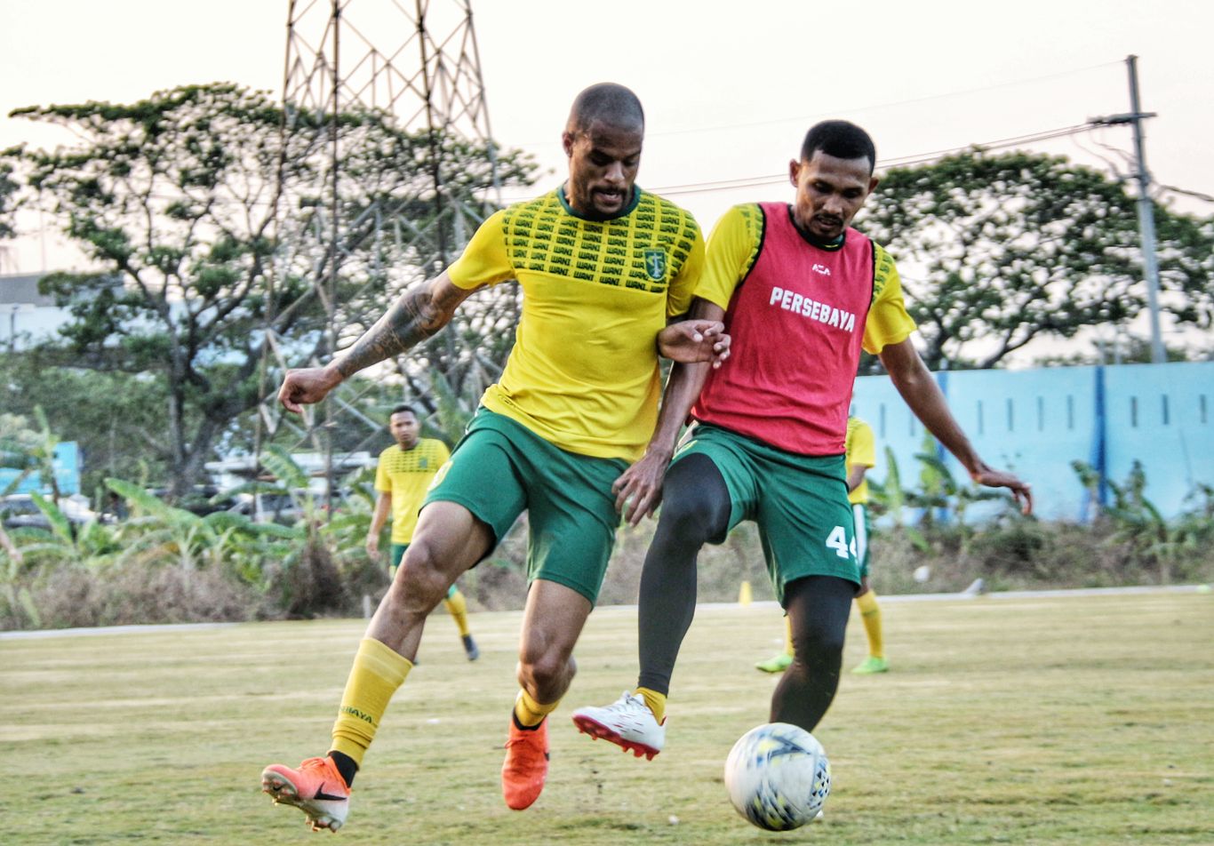 Bek Persebaya, Andri Muladi (merah) saat berduel dengan David da Silva dalam sesi latihan musim lalu. (Foto: Haris/ngopibareng.id)