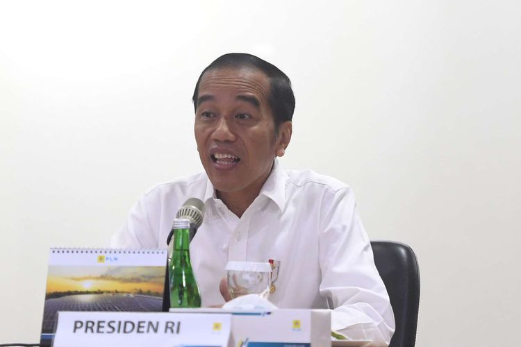 Presiden Joko Widodo memberikan tanggapan saat mendatangi Kantor Pusat PLN, Jakarta, Senin 5 Agustus 2019. Kedatangan Presiden ke PLN untuk meminta penjelasan atas matinya listrik secara massal di sejumlah wilayah.(Foto: Antara/Akbar Nugroho Gumay)