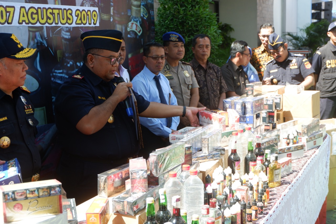 BARANG-barang yang hasil penindakan di kantor Pengawasan dan Pelayanan Bea dan Cukai Probolinggo. (Foto: Ikhsan/ngopibareng.id)