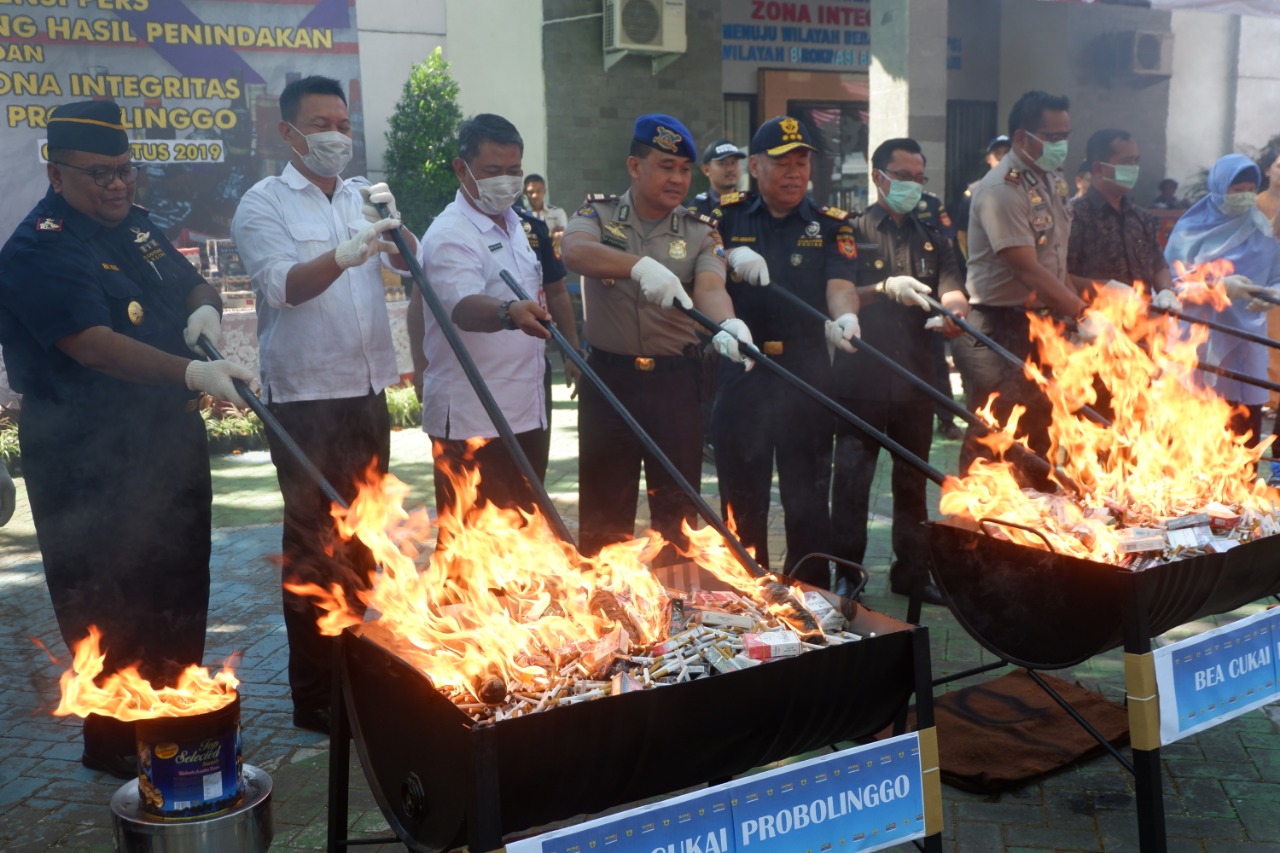 KANTOR Pengawasan dan Pelayanan Bea dan Cukai Probolinggo membakar ribuan batang rokok dan alkohol ilegal. (Foto: Ikhsan/ngopibareng.id)