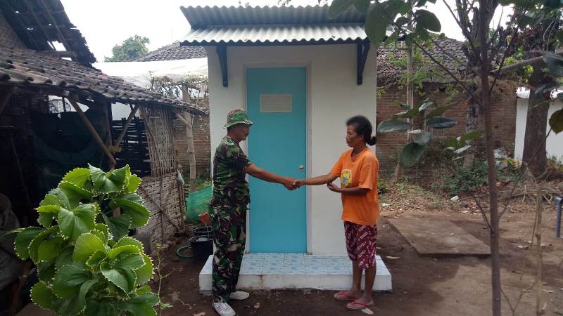 Babinsa Kebontunggul Pelda Anang Triyanto saat anjangsana dengan warga penerima bantuan jamban sehat