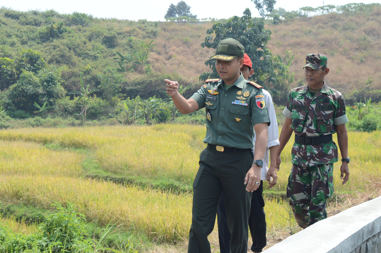 Dandim 0815 Mojokerto Letkol Kav Hermawan Weharima, SH., didampingi Danramil Gondang dan Kades Kebontunggul meninjau sejumlah sasaran fisik di lokasi TMMD