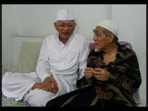 Gus Mus dan KH Maimoen Zubair. (Foto: youtube)