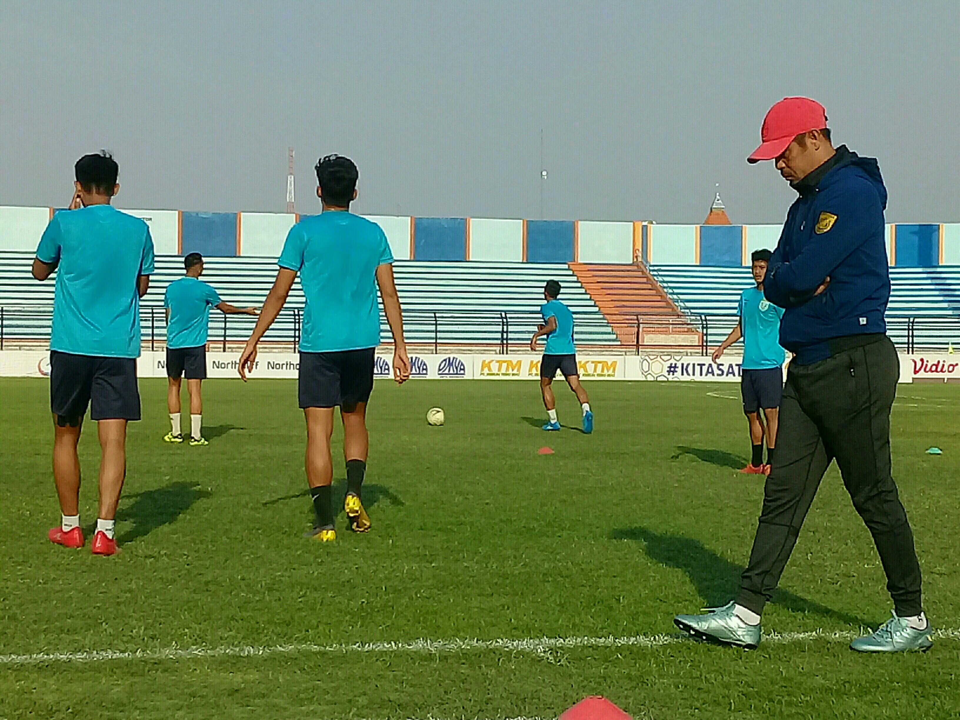 Nil Maizar saat memimpin latihan sore tadi. (Foto:Nasih/ngopibareng.id)