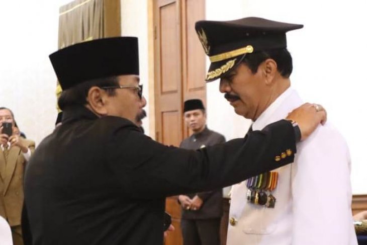 Fattah Jasin saat dilantik sebagai sebagai Kadishub Jatim oleh Pakde Karwo. (Foto: Antara)