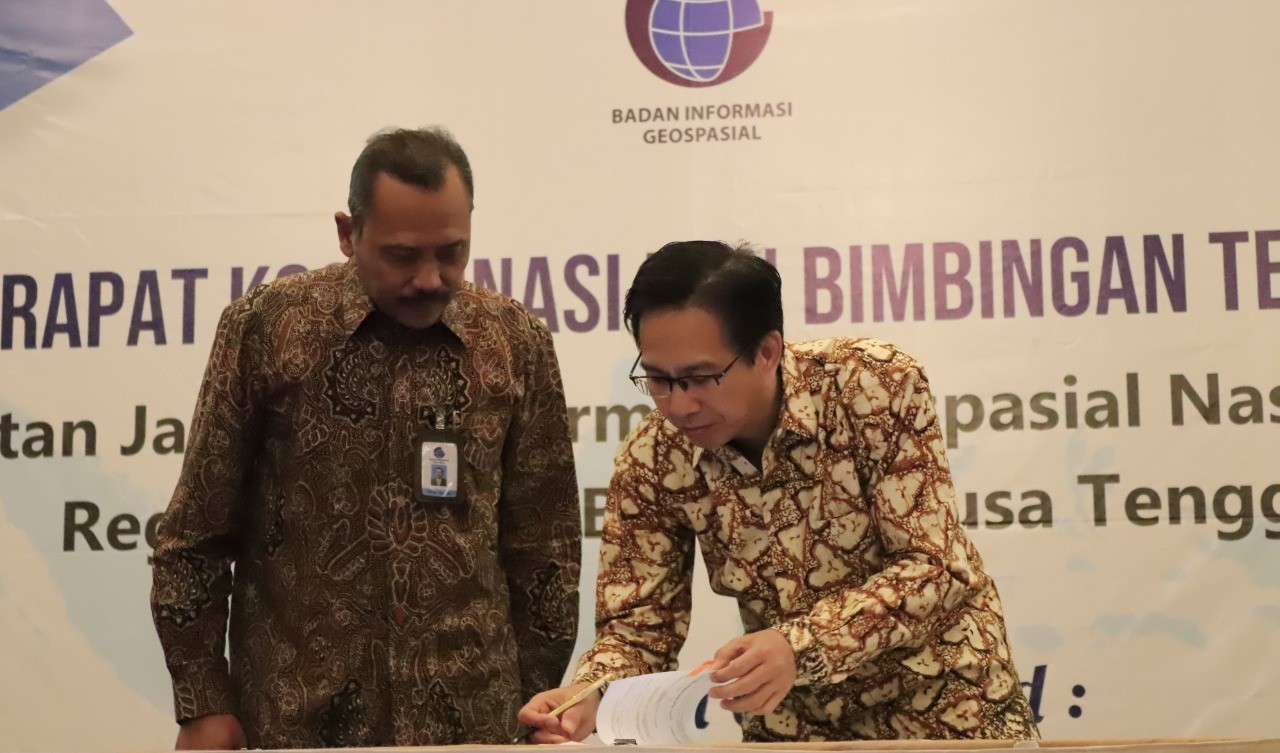 Rektor Institut Teknologi Sepuluh Nopember (ITS), Prof Dr Ir Mochamad Ashari MEng (kanan)  saat melakukan penandatanganan kerjasama membantu mengembangkan Jaringan Informasi Geospasial Nasional (JIGN) (Foto: istimewa) 