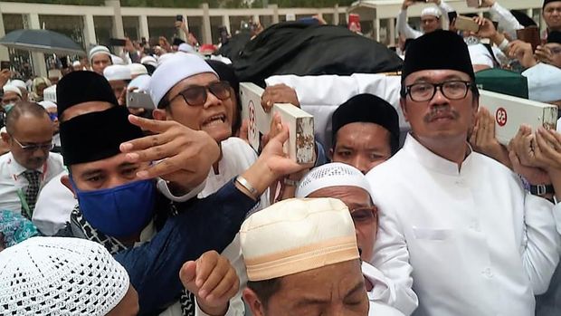 Prosesi pemakaman KH Maimoen Zubair. (Foto: Istimewa)