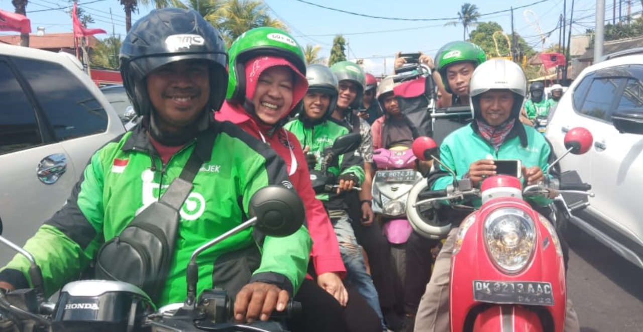 Risma saat menaiki ojek online di Bali.