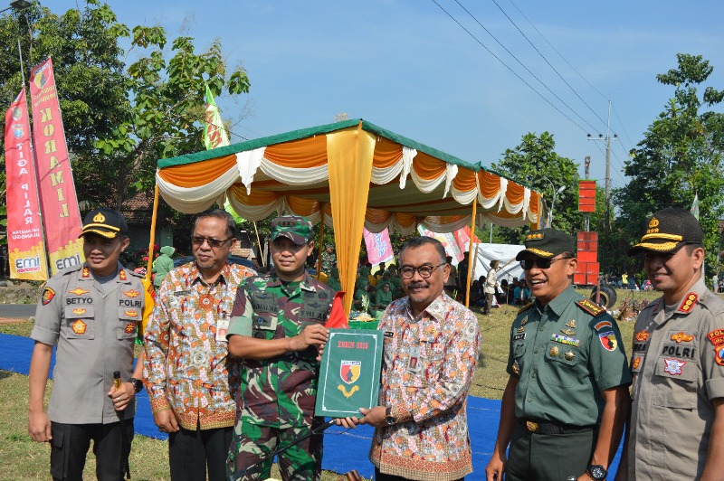 Dandim 0815 selaku Dansatgas TMMD Imbangan 105 Mojokerto Letkol Kav Hermawan Weharima, SH  usai menandatangani Naskah TMMD bersama Wabup Mojokerto yang diwakili Asisten  Perekonomian dan Pembangunan Sekdakab Mojokerto, Drs. Mustain, MM., M.Si., disaksikan Danrem 082/CPYJ, Ka SPN Polda Jatim, Kapolres Mojokerto dan Forkopimda