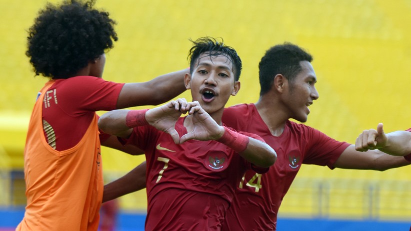 Beckham Putra Nugraha (tengah) bersama rekannya M. Fajar Fatur (kanan) dan Bagus Kahfi merayakan gol usai memasukkan bola ke gawang Timor Leste saat bertanding pada penyisihan grup A Piala AFF U-18 2019 di Stadion Binh Duong di Provinsi Binh Duong, Vietnam, Kamis, 8 Agustus 2019. (Foto: Antara)