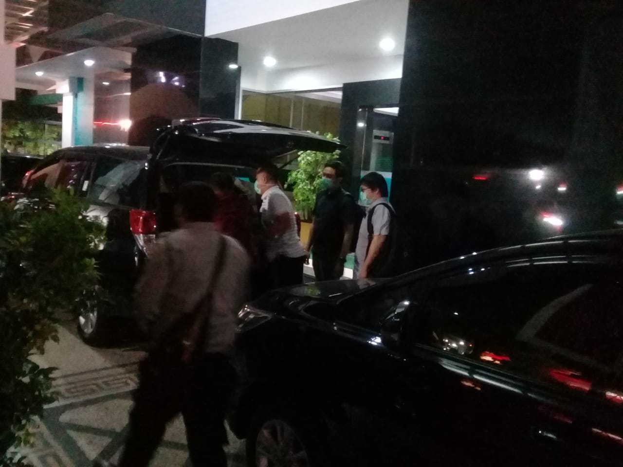 Sebanyak 3 mobil Kijang Innova milik KPK terparkir di depan Kantor BPKAD Jatim. (Foto: Faiq/ngopibareng.id)