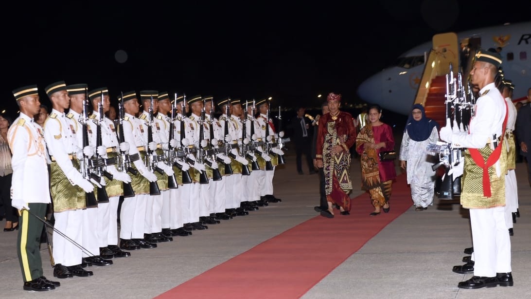 Presiden Joko Widodo (Jokowi) beserta Ibu Negara Iriana Jokowi tiba Bandara Kuala Lumpur, Malaysia, pda Kamis 8 Agustus 2019 malam. (Foto: BPMI Setpres)