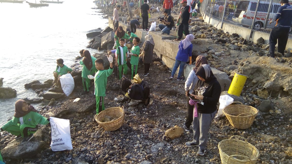 Bersih-bersih di Pantai Utara Surabaya. (Foto: Alief/ngopibareng.id)