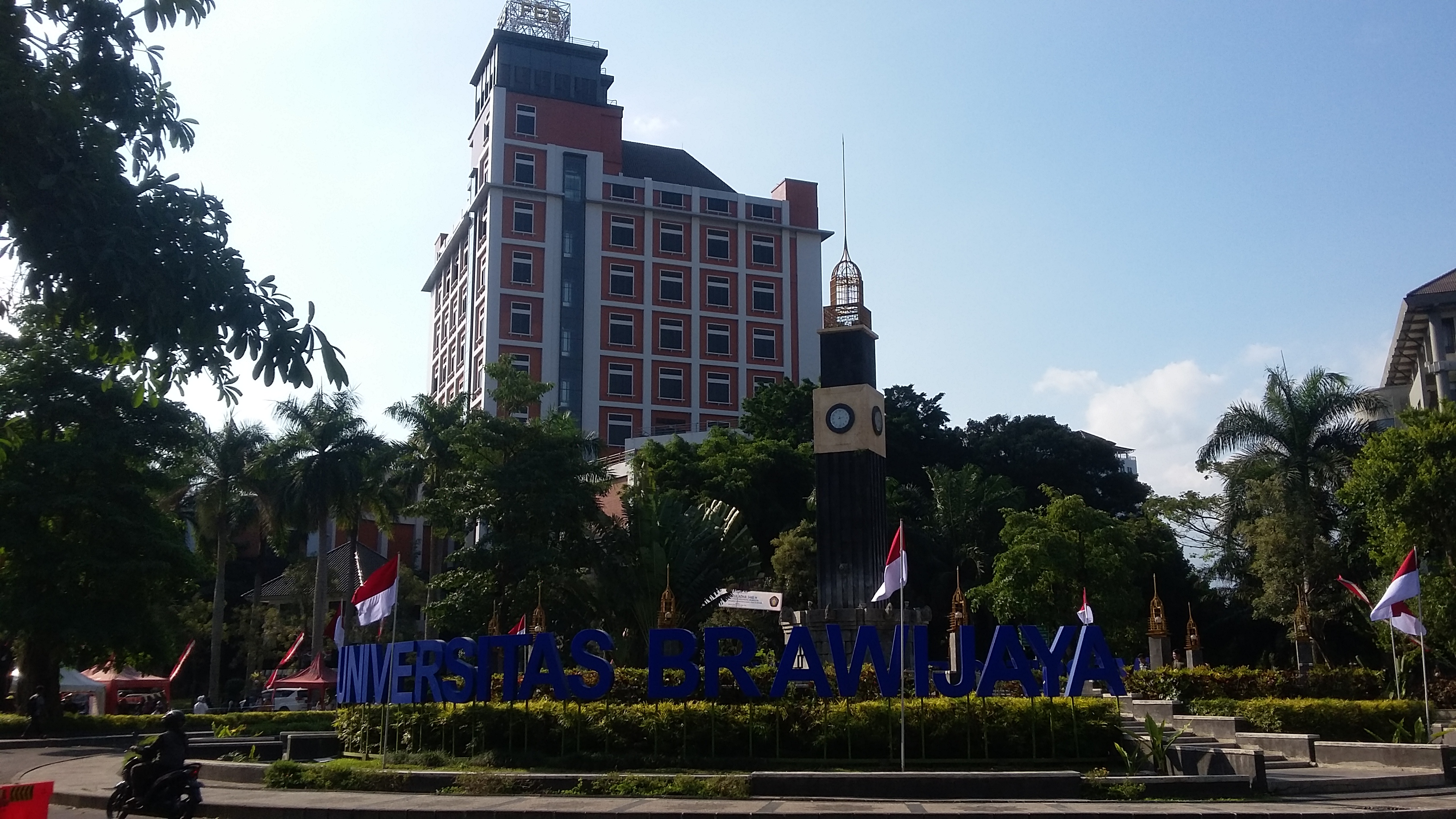 Bundaran UB yang terletak di tengah-tengah lokasi kampis tersebut.