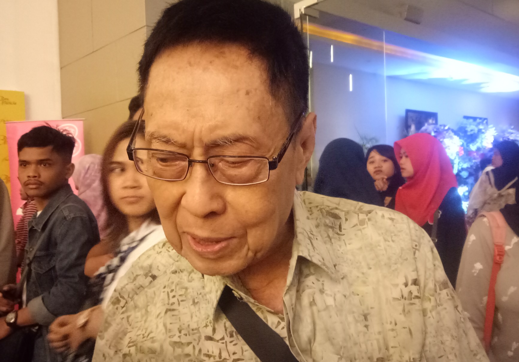 Sastrawan Budi Darma,saat ditemui usai acara gala premier film 'Perburuan' (Foto: Pita/ngopibareng.id)