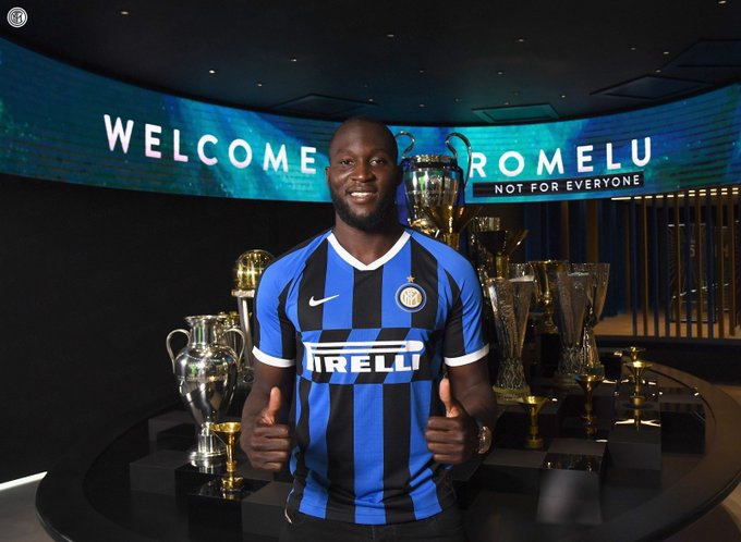 Romelu Lukaku akhirnya resmi berseragam Inter Milan. (Foto: Twitter/@Inter)