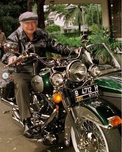 Saat Soeharto tungganggi Harley Davidson (Foto: Instagram @Darmamh)