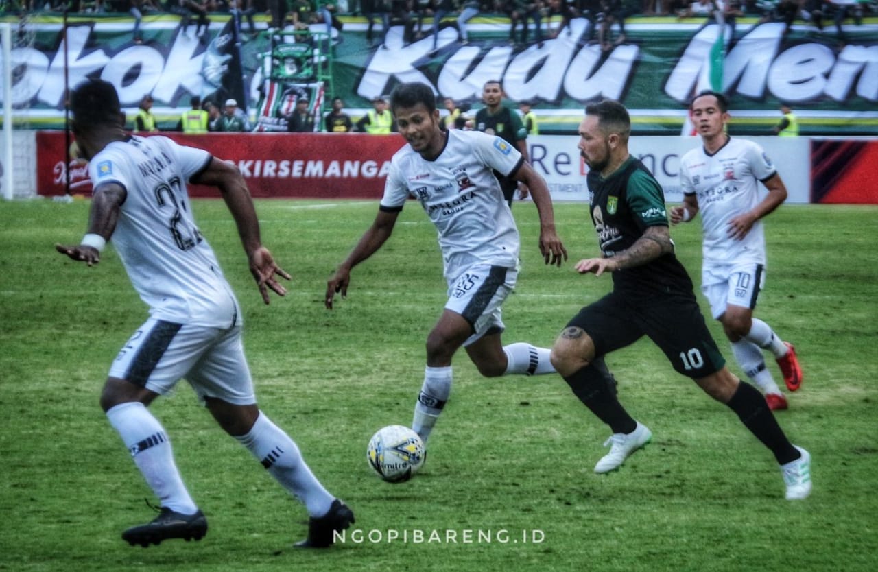 Persebaya gagal meraih kemenangan meski lawan hanya turun dengan mayoritas lapis kedua. (Foto: Haris/ngopibareng.id) 