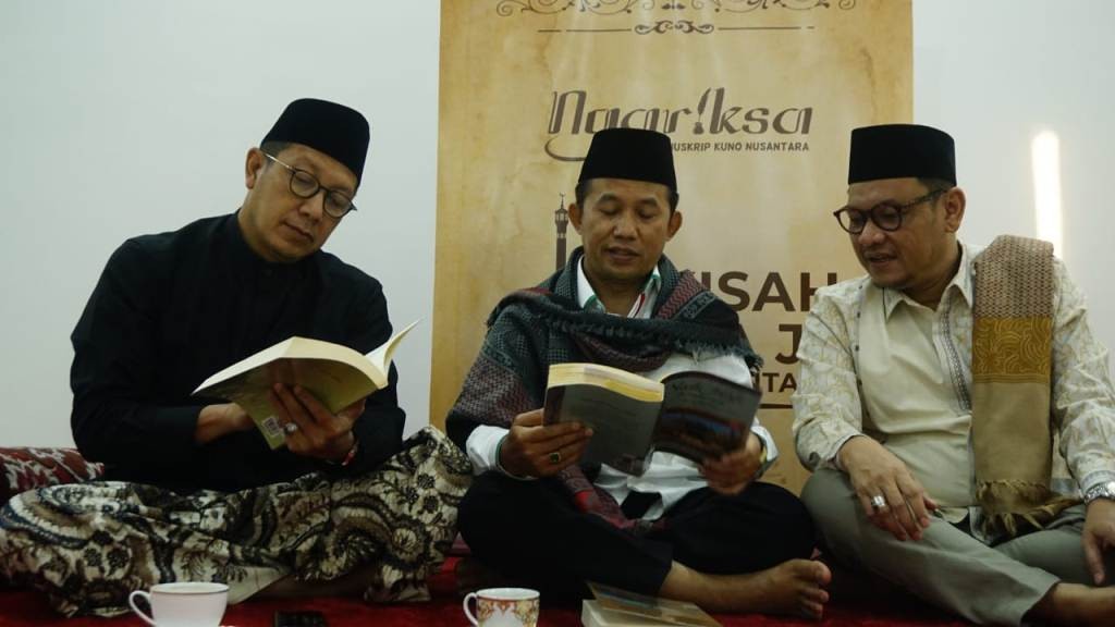 Pakar Filologi Oman Fathurahman (tengah) menjelaskan tentang manuskrip Fadhailu Makkah wa al-Sakan fiha karya Syekh Hasan al-Bashri yang ditulis pada sekitar abad 8 H. (Foto: nu/ngopibareng.id)