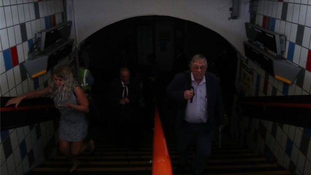 Orang-orang berjalan keluar dari stasiun Clapham Junction, London selama mati listrik. (Foto:bbc)