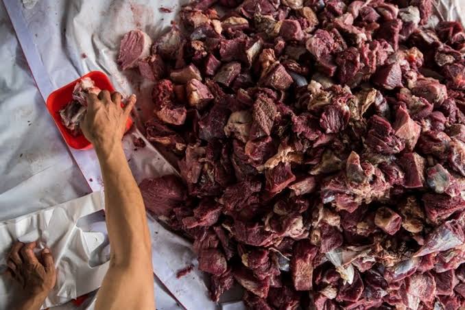 Daging korban siap dibagikan kepada fakir miskin. 