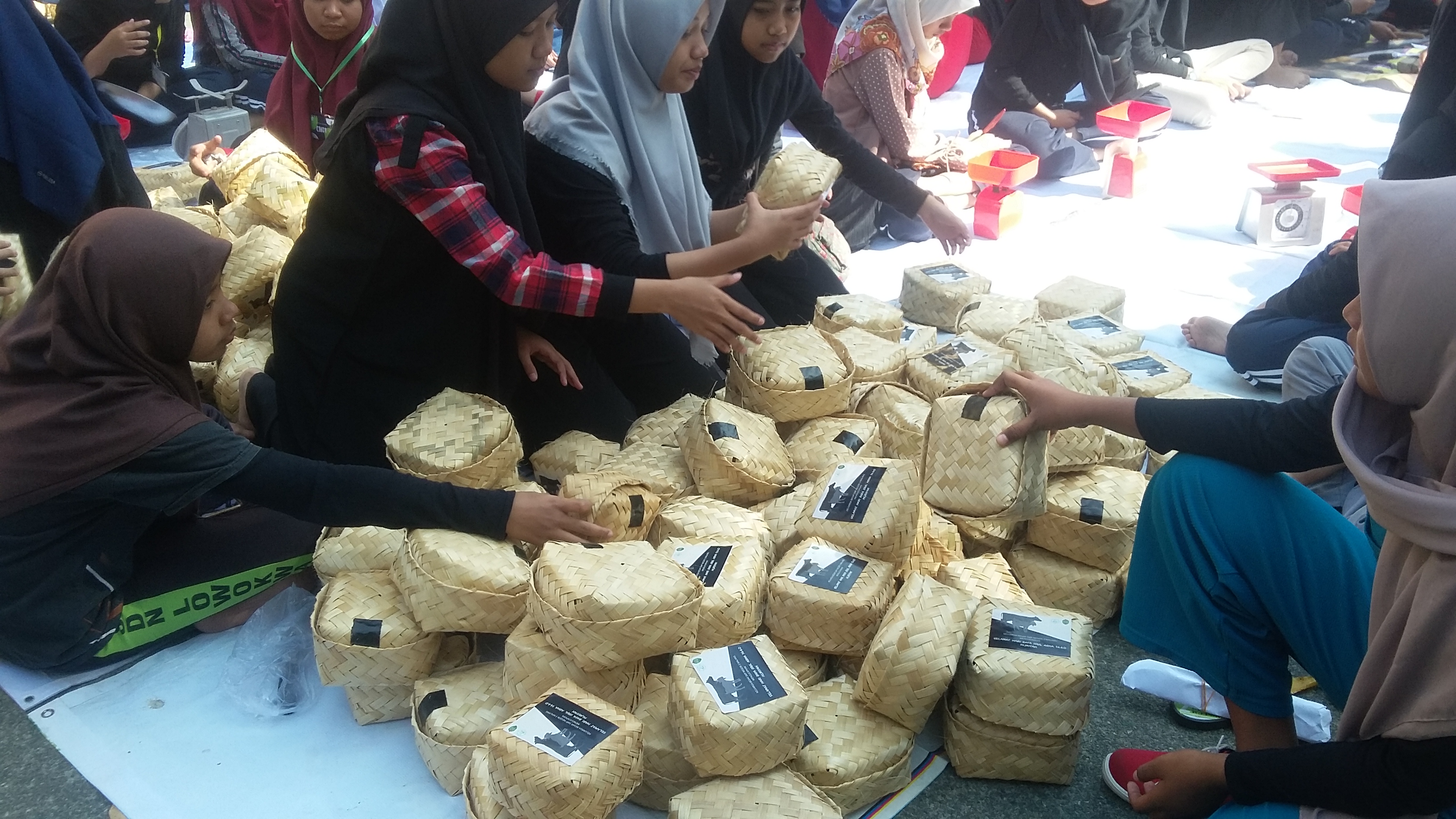 Besek atau kotak dari anyaman bambu yang digunakan untuk membungkus daging kurban. (Foto: Theo/ngopibareng.id)