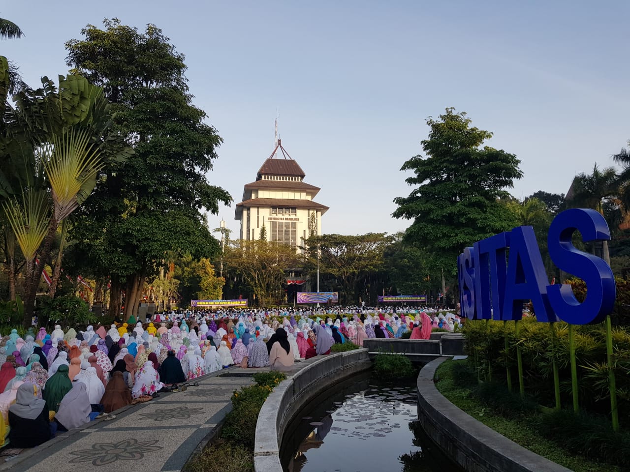 Salat Idul Adha berjamaah di lapangan rektorat Universitas Brawijaya (UB), Minggu 11 Agustus 2019. (Foto: Dok. Istimewa)