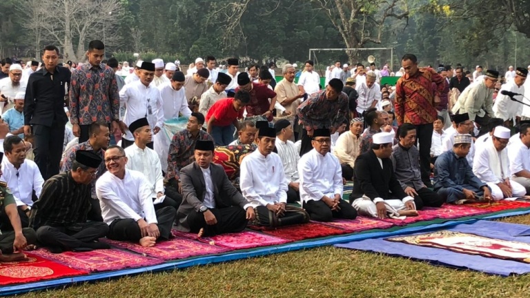 Presiden Joko Widodo (Jokowi) didampingi oleh Menteri Sekretaris Negara Pratikno dan Wali Kota Bogor Bima Arya Sugiarto menunaikan salat Idul Adha di Lapangan Astrid, Kebun Raya Bogor, Jawa Barat, Minggu 11 Agustus 2019. (Foto: BPMI Setpres)