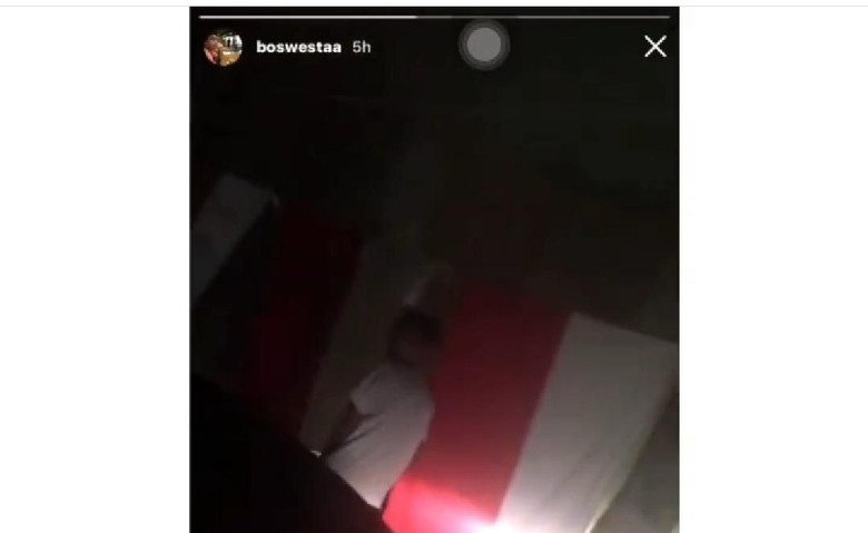 Dua pemuda direkam oleh temannya saat tengah kencing di dekat penjual bendera. (Foto: Instagram @lambe_turah, @boswestaa)