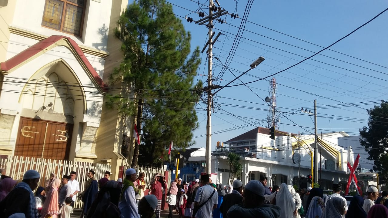 Para jemaah shalat ied yang mulai meninggalkan shaf di depan GPIB Immanuel (Foto: Theo/Ngopibareng.id)