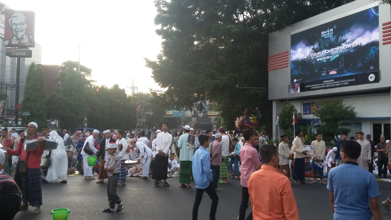 para jemaah shalat ied tumpah ruah di jalan antara Masjid Jami' dan GPIB Immanuel (Theo/Ngopibareng.id)