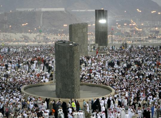 Umat Islam melempar jumrah, dalam rangkaian ibadah haji. (Foto: dok/ngopibareng.id)