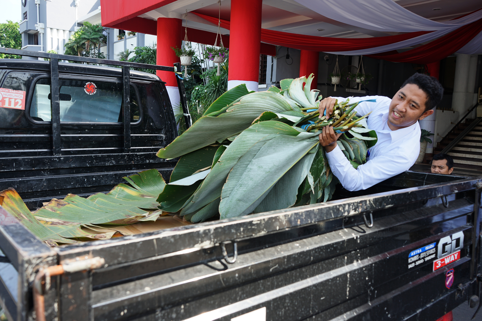 Daun pisang yang diberikan oleh Pemkot Surabaya. (Foto: Alief/ngopibareng.id)