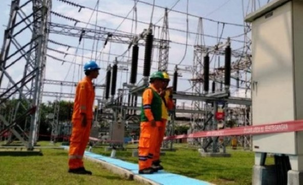 Petugas PLN memeriksa transmisi di Unit Pelaksana Transmisi (UPT) Gresik yang terletak di Jalan Mayjen Sungkono No 4 Segoromadu Kebomas Gresik, Jatim. (Foto: Ant)