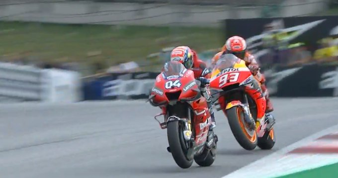 Dovizioso akhirnya berhasil mengalahkan Marc Marquez dalam balapan penuh drama di Sirkuit Red Bull Ring, Austria. (Foto: Twitter/@crash_motogp) 