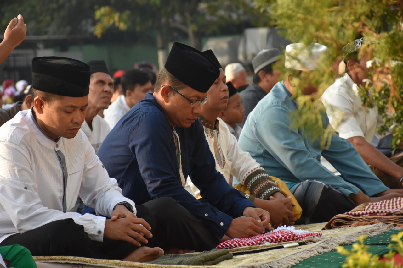 Sandim 0815 Bersama Danrem 082/CPYK Saat Shalat Idul Adha Di Lapangam Cikaran, Kota Mojokerto