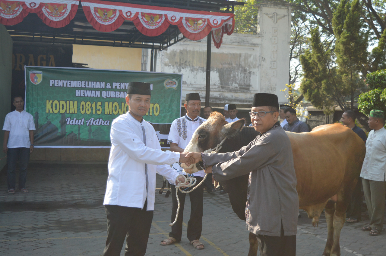 Dandim 0815 Letkol Kav Hermawan Weharima, SH., menyerahkan hewan qurbam kepada Panitia Qurban Kodim 0815