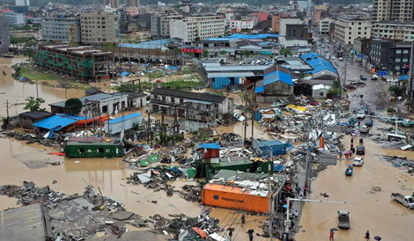 Kota Dajing porak poranda dan sebagian wilayahnya terendam air setelah diterjang topan Lekima di Leqing, provinsi Zhejiang,China, Sabtu, 10 Agustus 2019) waktu setempat. Sedikitnya 173.000 hektare lahan pertanian dan 34.000 unit rumah rusak berat sehingga menyebabkan kerugian material hingga mencapai 14,57 miliar RMB.  (Foto: Ant)