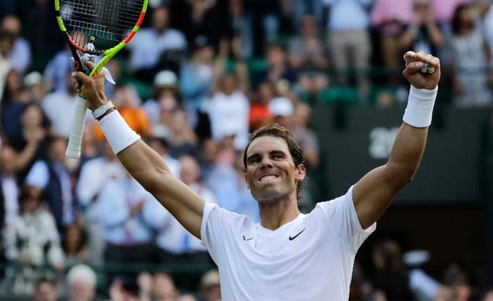 Petenis Spanyol Rafael Nadal  mengangkat raket usai menjuarai TP Masters 1000 ke-35 di Montreal, Kanada. Minggu kemarin. (Foto:AFP)