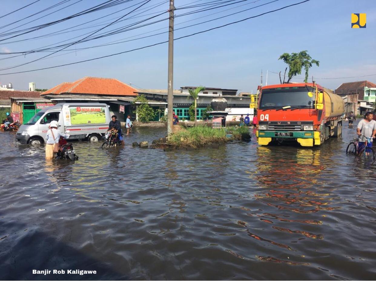 Banjir yang selalu menjadi langganan pantai utara Semarang.