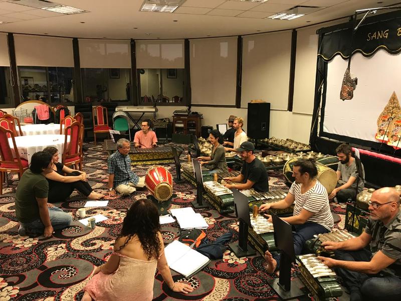 Kelas seni gamelan di KBRI Buenos Aires, Argentina. (Foto: KBRI Buenos Aires)