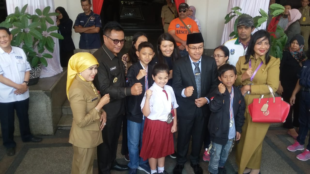 Nayaka Budi Dharma, Isabel Kiara dan Arjuna Satria Pamungkas saat berfoto bersama dengan jajaran Pemerintah Kota Malang, di Balaikota pada 12 Agustus 2019 (Theo/Ngopibareng.id)