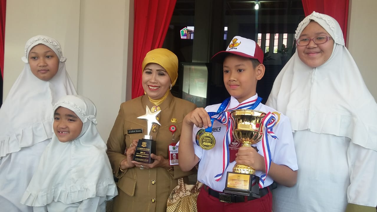 Nurisna Anara Mughni Rayyan, Aliqa Putri Suherman, Kepala Dinas Pendidikan Kota Malang, Zubaidah, Arsha Naufal Mauritzan dan Sabrina Yeira Arisandra, ketika berfoto bersama di Balaikota (Theo/Ngopibareng.id)