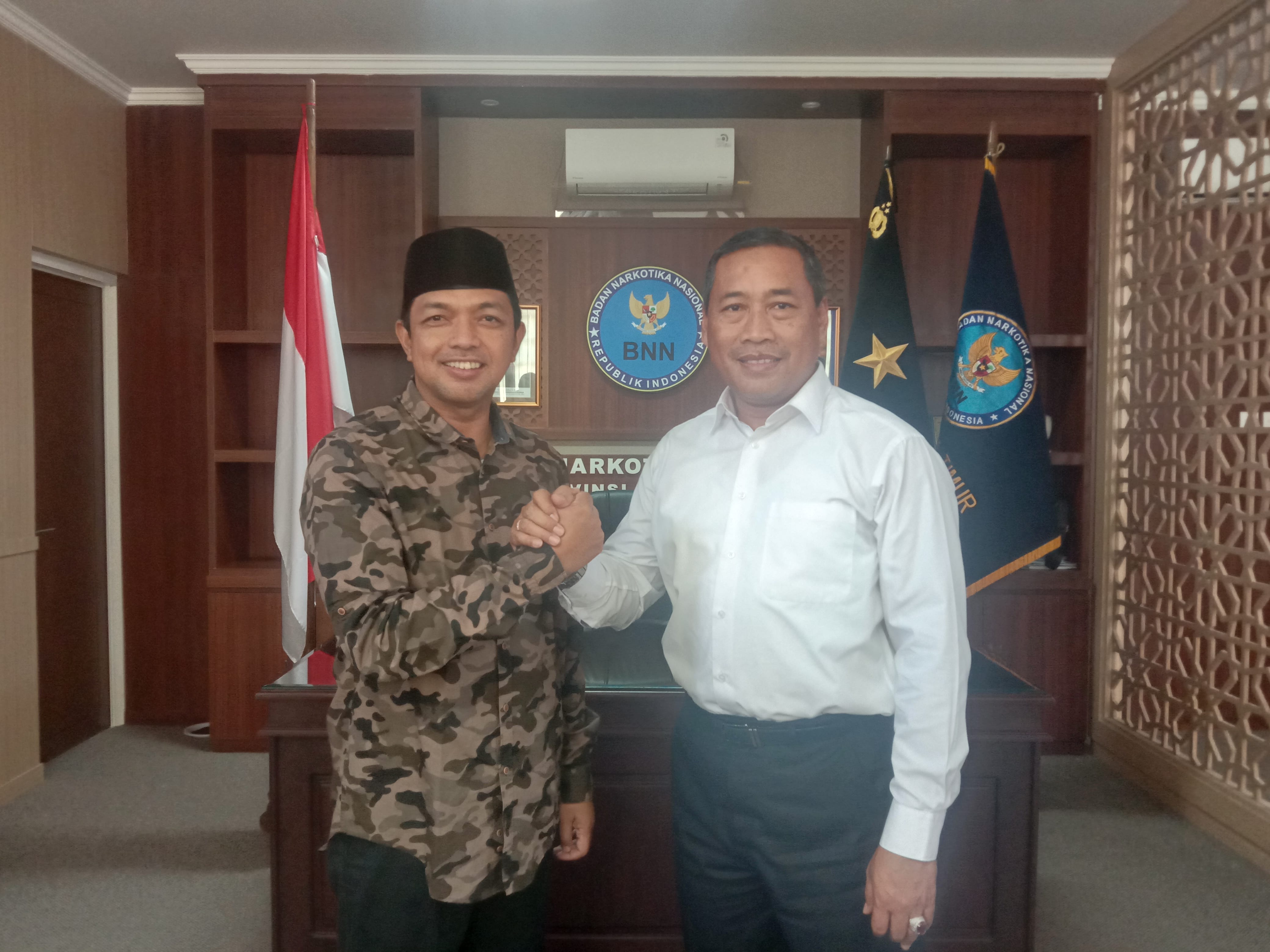 Kepala BNNP Jatim Bambang Priyambadha (kanan) bersama Ketua GPAN Jatim Gus Hans di Kantor BNNP Jatim. (Foto: Faiq/ngopibareng.id)