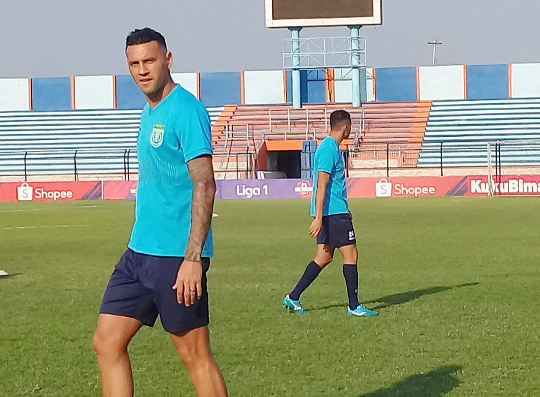 Striker Andalan Persela, Alex Goncalves. (Foto:Nasih/ngopibareng.id)