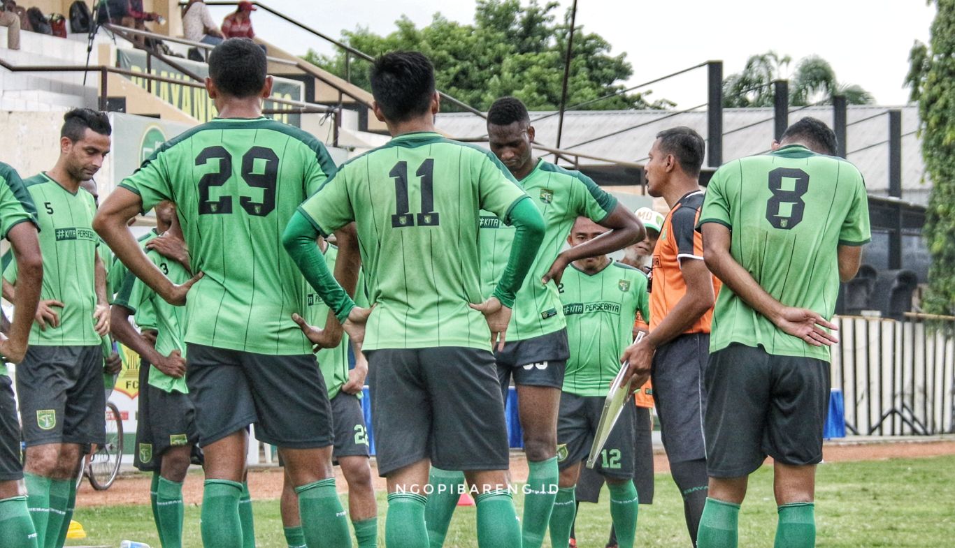 Debut latihan perdana Bejo Sugiantoro jadi carateker Persebaya. (Foto: Haris/ngopibareng.id)